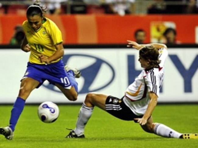 Anima Blatter a los clubes a que apoyen el futbol femenil