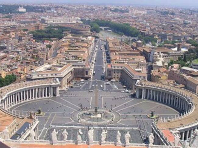 Abarrotan fieles iglesias de Roma en vigilia de canonización de Papas