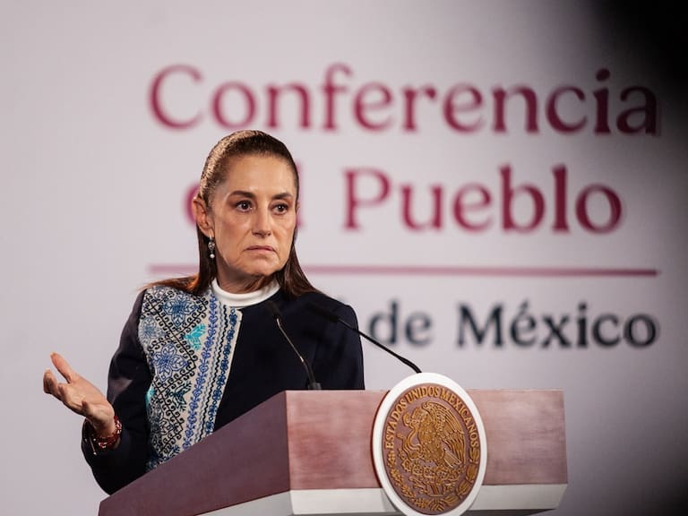 Instruye Sheinbaum al director general del IMSS, Zoé Robleda a atender negociación entre sindicato y trabajadores de la institución. Evitó comprometer una nueva cifra o porcentaje de aumento. FOTO: ANDREA MURCIA /CUARTOSCURO.COM