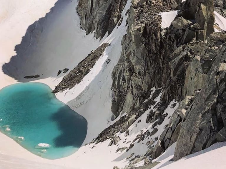 Alpinista escala los Alpes y encuentra un lago donde antes había nieve