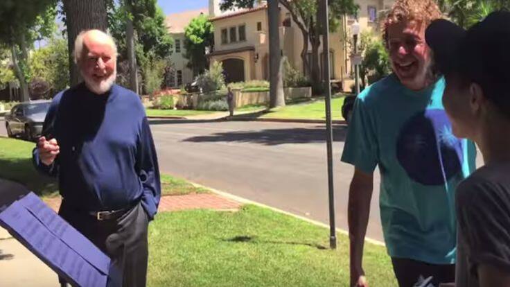 Así reacciona el compositor de Star Wars cuando tocas su música afuera de su casa