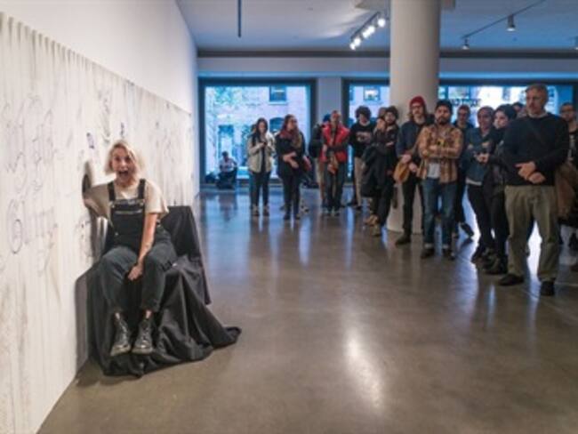 Estas personas metieron el brazo por un agujero y se dejaron tatuar a ciegas