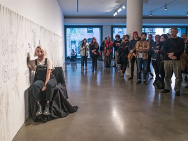 Estas personas metieron el brazo por un agujero y se dejaron tatuar a ciegas