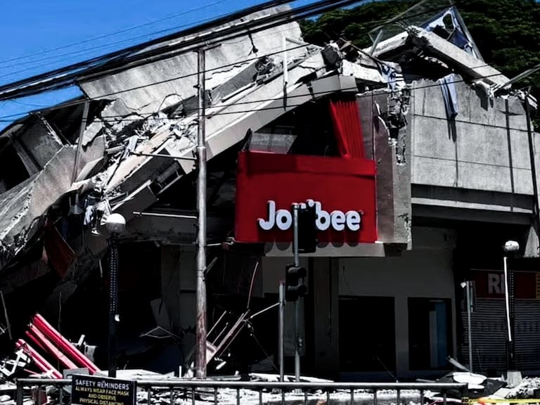 Así quedó un restaurante de Jollibee luego del terremoto de magnitud 7.8 que golpeó Mindanao, al sur de Filipinas.