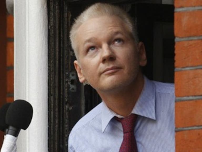 Niega Ecuador que Assange padezca enfermedad pulmonar