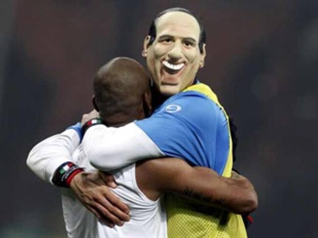 Amonestan a Materazzi por usar máscara de Berlusconi