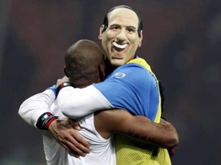 Amonestan a Materazzi por usar máscara de Berlusconi