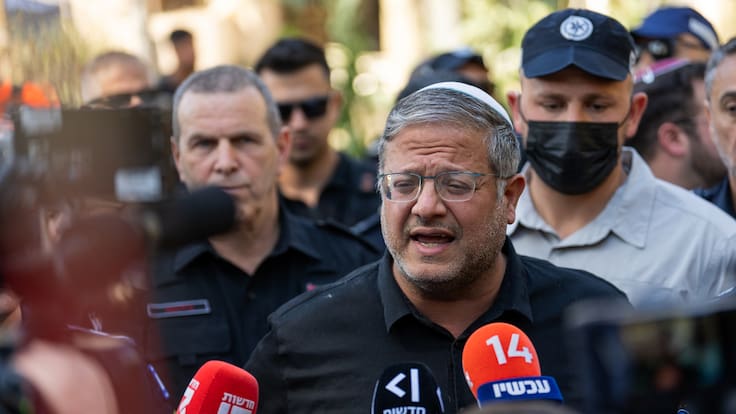 Polémica en Israel por video de ministro de Seguridad burlándose y agrediendo a activistas propalestinos detenidos al ayudar a Gaza