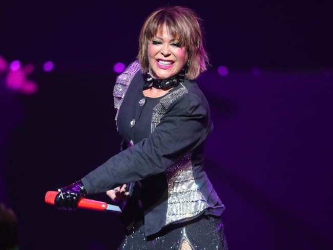 Terrible caída de Alejandra Guzmán a mitad de concierto en Washington