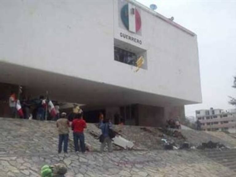 Queman y destruyen maestros oficinas de partidos políticos en Guerrero