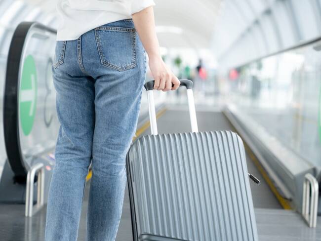 Mujer pierde pierna en aeropuerto de Tailandia al atorarse en banda |FOTOS