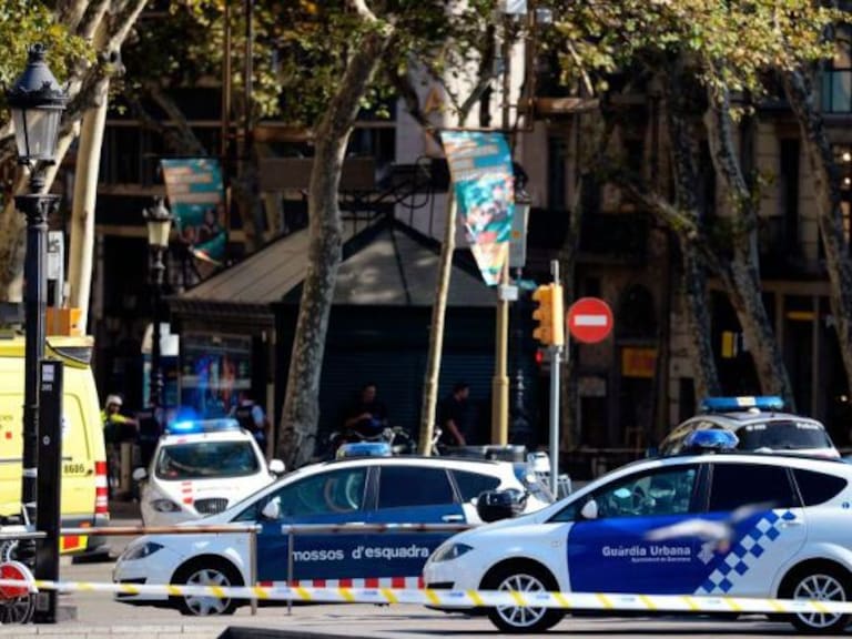 Ataque terrorista en La Rambla en Barcelona. La policía acordonó y avacúa la zona