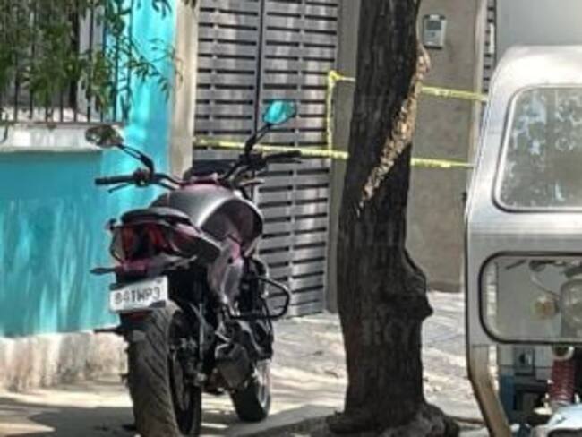 Silenciosa y abandonada, una motocicleta apunta al misterio detrás del brutal asesinato de Ximena Guzmán y José Muñoz