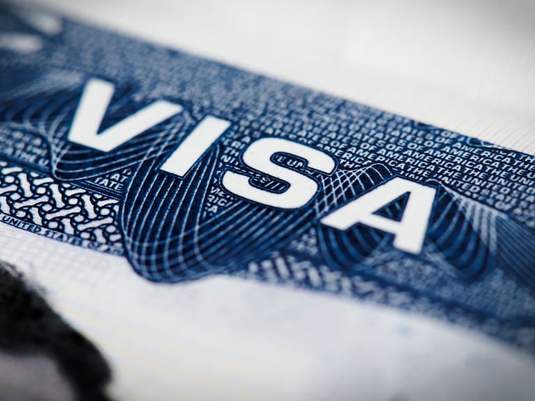 El precio de la visa americana en 2026 es de 185 dólares, lo que equivale aproximadamente a $3,185 pesos mexicanos.