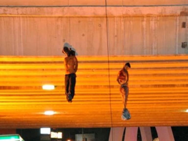 Cuelgan a dos en puente de Guadalajara