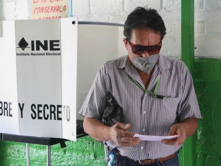 75 académicos firman carta contra reforma electoral regresiva.