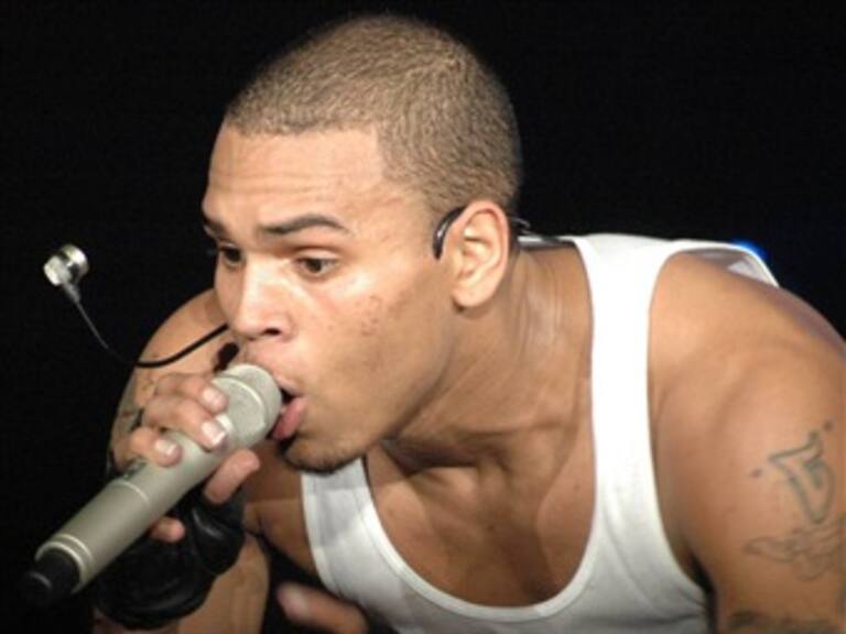 Se retira Chris Brown de premios Kids Choice