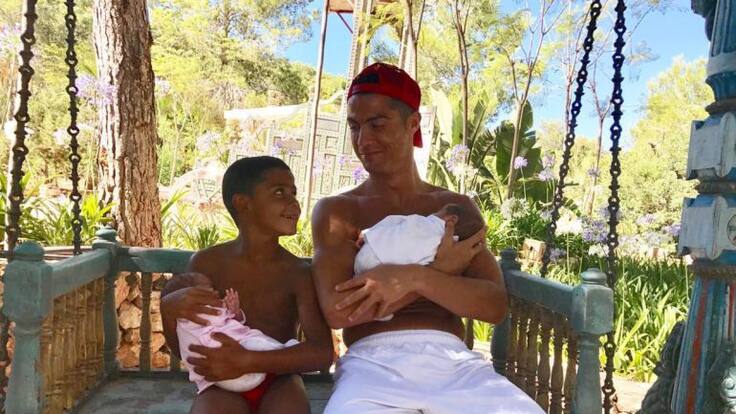 Cristiano Ronaldo presume foto en Ibiza con su novia y uno de sus mellizos