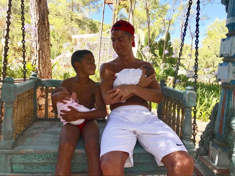 Cristiano Ronaldo presume foto en Ibiza con su novia y uno de sus mellizos