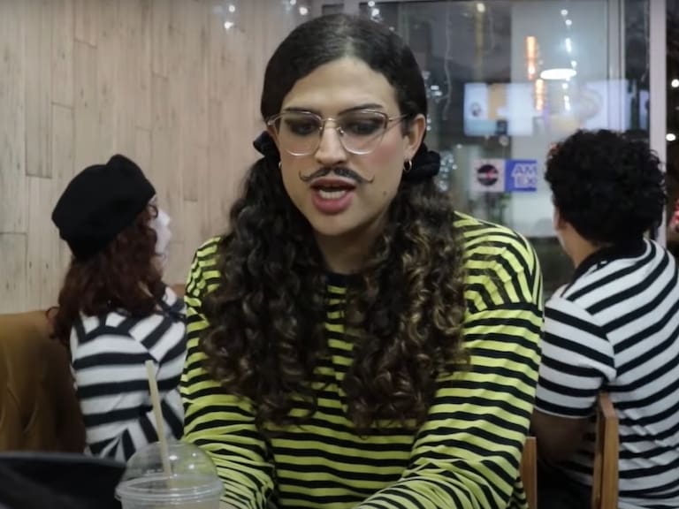 Johanne Sacrebleu recurre a todo tipo de clichés de los franceses, como el uso de mimos.