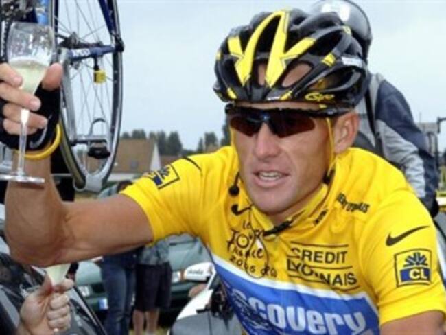 Llega Armstrong con el pelotón en su regreso al ciclismo