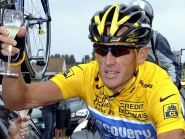 Llega Armstrong con el pelotón en su regreso al ciclismo