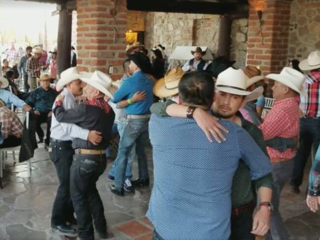 Se hace viral video gay de vaqueros en el que aparece funcionario de Coahuila