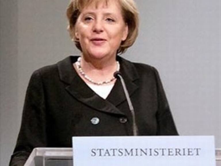 Pierde terreno Merkel tras modificar política nuclear