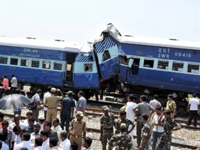 Mueren 12 menores en la India por choque de un tren y autobús