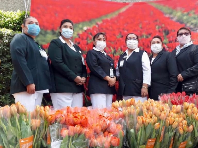 Se solidarizan y regalan tulipanes al personal del IMSS