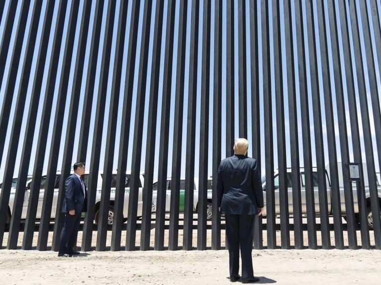 La fotografía de Donald Trump frente al muro fronterizo antes de la visita