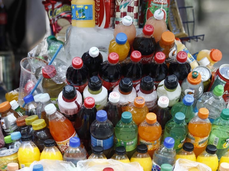 Diputado federal propone prohibir venta de refrescos a menores de edad