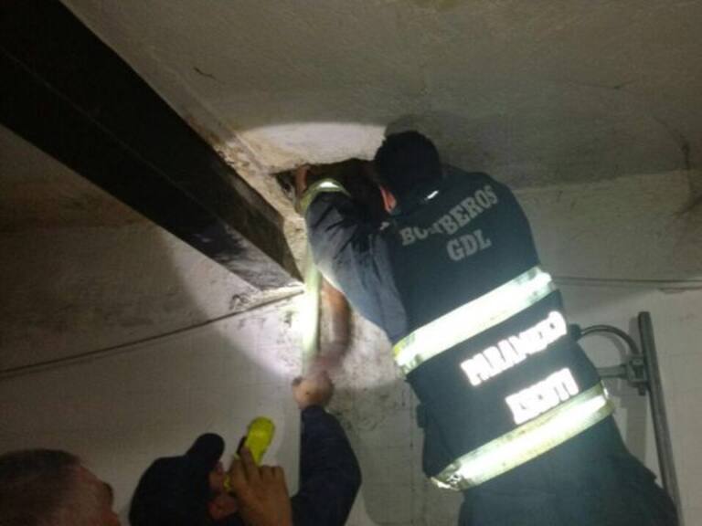 Rescatan a hombre de los ductos de aire de un hotel en Guadalajara