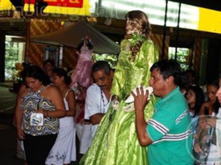 Celebran cumpleaños de la Santa Muerte o 'niña blanca'