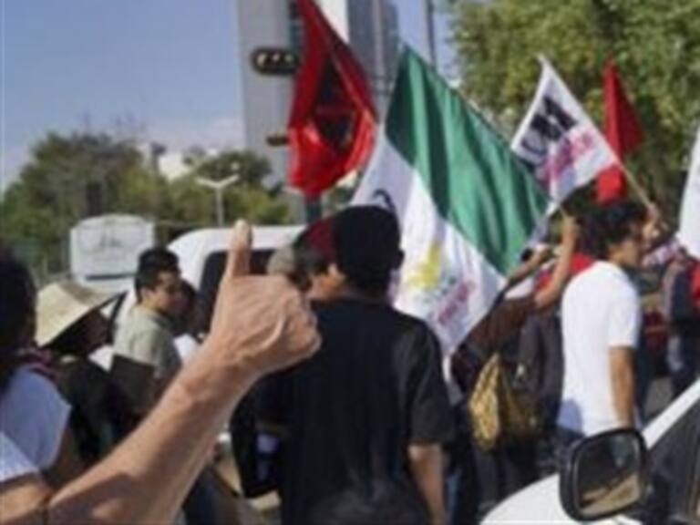 Protesta Morena en el Hemiciclo a Juárez en defensa del Petróleo