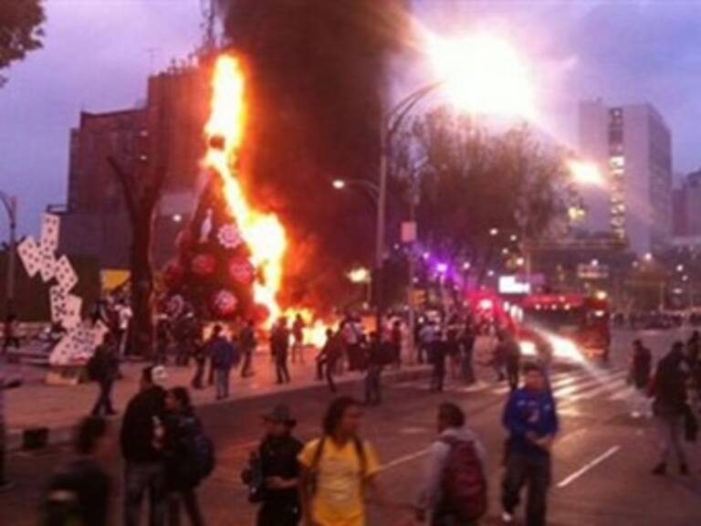 Incendian árbol de navidad en Reforma