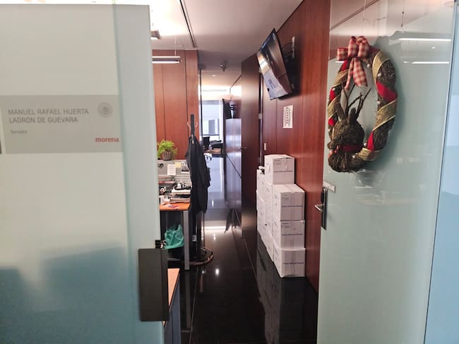 Morena inunda el Senado con 15 mil ejemplares del libro Grandeza de AMLO