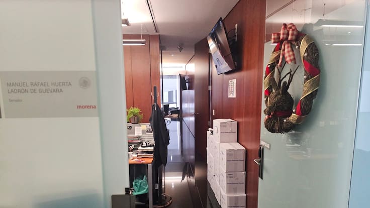 Morena inunda el Senado con 15 mil ejemplares del libro Grandeza de AMLO