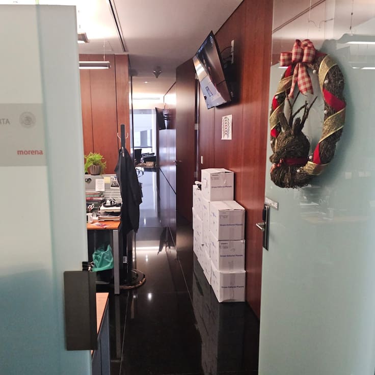 Morena inunda el Senado con 15 mil ejemplares del libro Grandeza de AMLO