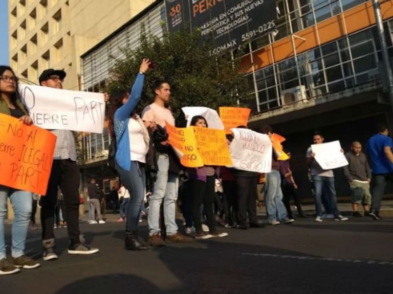 Protestan estudiantes por el cierre de escuela de periodismo