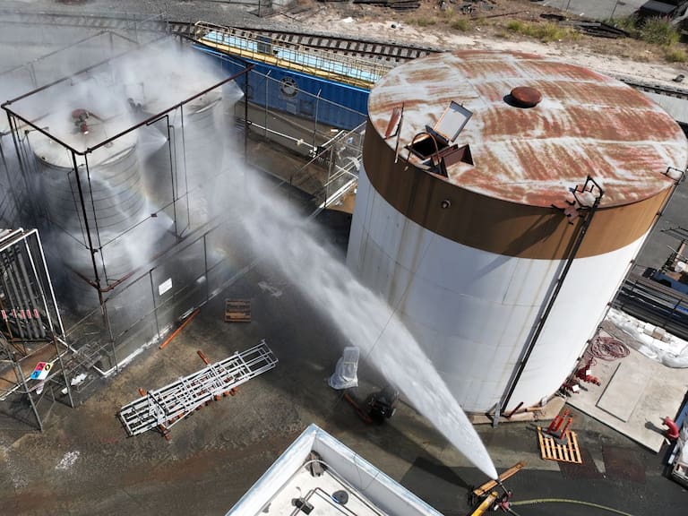 Bomberos buscan evitar fuga tóxica y explosión en planta química de California. Getty Images