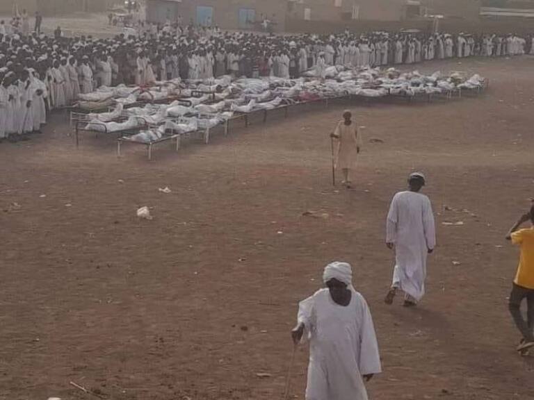 Videos en redes sociales muestran a las víctimas siendo envueltas en sudarios y listas para enterrar en el centro de Gezira.