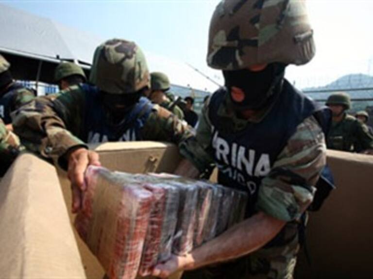 Presenta Semar a detenidos que transportaban cocaína en buque