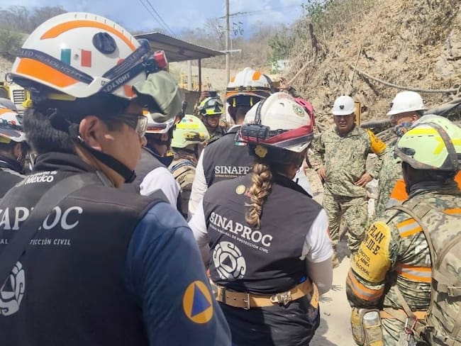 Rescatan al primero de cuatro mineros atrapados en la mina Santa Fe en Sinaloa