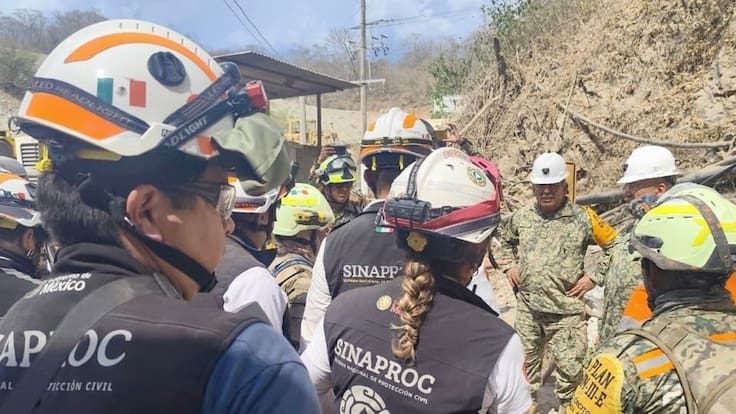 Rescatan al primero de cuatro mineros atrapados en la mina Santa Fe en Sinaloa