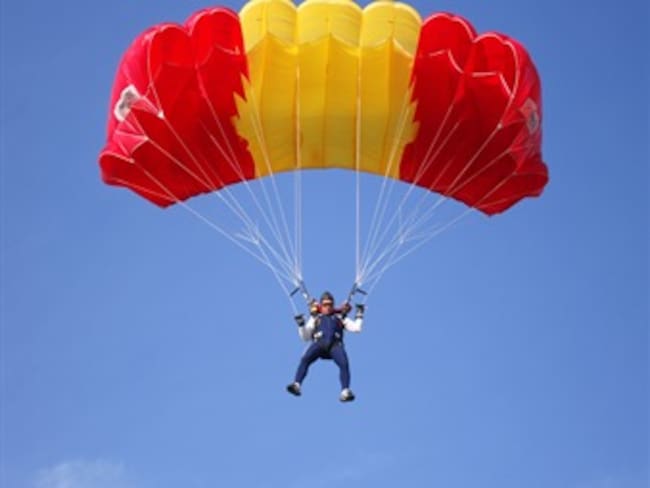 Turistas resultan lesionados al enredarse en cables de alta tensión