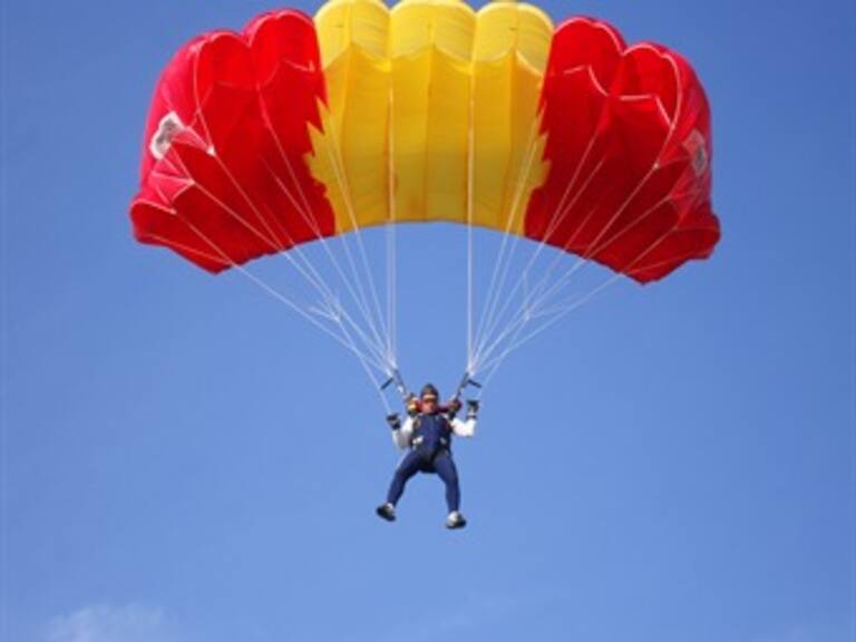 Turistas resultan lesionados al enredarse en cables de alta tensión
