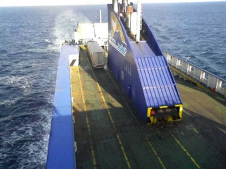 Desaparecen tras hundirse un barco en costas de México