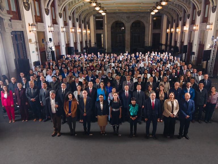 Claudia Sheinbaum se reunió con gobernadoras, gobernadores y presidentes municipales en Palacio Nacional para supervisar resultados de Vivienda del Bienestar.