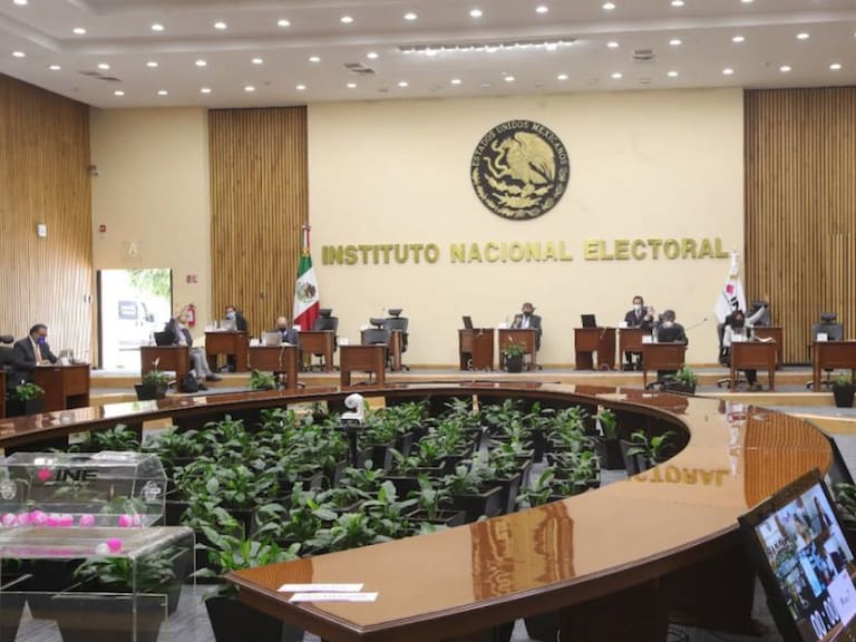 Ordena SCJN a INE realizar consulta para revocación de mandato presidencial